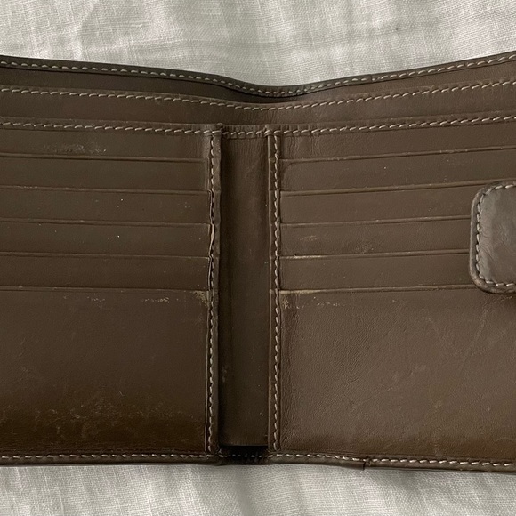 GUCCI “RARE” olive suede signature wallet. Bought in Rome. Have box and booklet - Picture 5 of 6